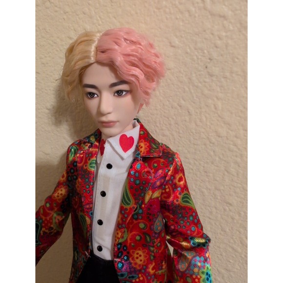 BTS DOLL V K- POP BOY BAND BLONDE PINK HAIR ASIAN ARTICULATED 4 OOAK - Picture 3 of 3